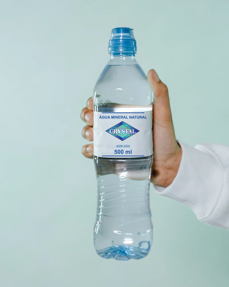 Ilustração da garrafa de 500ml de água mineral natural Crystal Tropical