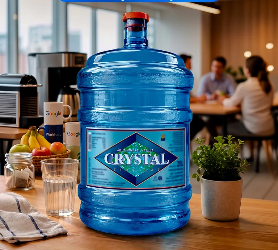 Garrafão Crystal Tropical em um escritório, com equipe ao fundo